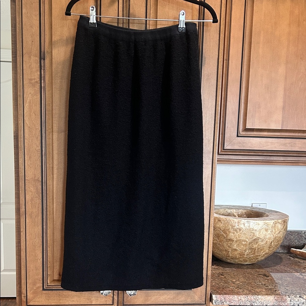 Elegant Black Midi Skirt — Sleek Everyday Style